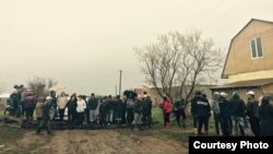 Жители микрорайона Щебсклад перекрыли дорогу к своим домам. Астана, 24 мая 2015 года. Фото Алмас Максут.