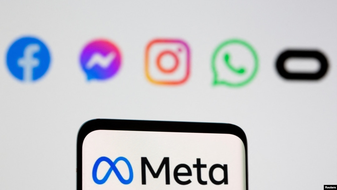 Илюстрация на логото на Meta на смартфон пред екран с лого на Facebook, Messenger, Instagram, WhatsApp, Oculus. 