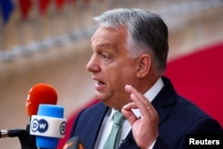 Премьер-министр Венгрии Виктор Орбан общается со СМИ во время саммита лидеров Европейского Союза в Брюсселе, Бельгия, 26 июня 2025 года.