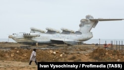 Экраноплан «Лунь» советского производства на побережье Дагестана в 2024 году. Судно должно стать центральным элементом «Патриотического парка», который в настоящее время строится недалеко от Дербента