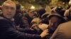 Штовханина між силовиками і мітингувальниками. Наметове містечко огородили (відео)