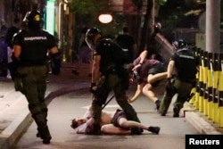 Poliția a reținut câteva zeci de protestatari în timpul manifestațiilor de pe 28 iunie 2025, de la Belgrad.
