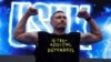 Олександр Усик під час тренування у футболці з написом «Звільніть захисників Азовсталі»