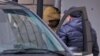 Jurnalistul american Evan Gershkovich părăsește pe 30 martie tribunalul din Moscova care l-a acuzat de spionaj și a aprobat arestarea sa preventivă până la sfârșitul lunii mai. 