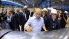 Президент России Владимир Путин оставляет автограф на металлическом листе во время посещения Магнитогорского металлургического комбината на Южном Урале (2012 год). Казахстанское предприятие отказалось поставлять сырье на этот комбинат после начала вторжения России в Украину 