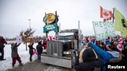 Canadienii au ieșit și ei în stradă pentru a-i susține pe camionagii care protestau împotriva măsurilor anti Covid.