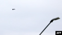 Această fotografie arată o dronă care zboară deasupra orașului Belgorod.