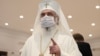 În ultima lună, Patriarhul Daniel a transmis două mesaje în care recomandă ascultarea sfaturilor medicilor. El nu a pledat niciodată, direct, pentru vaccinare. (În imagine: Patriarhul poartă masca de protecție la un eveniment la Biblioteca Academiei Romane, în 6 aprilie 2021). 