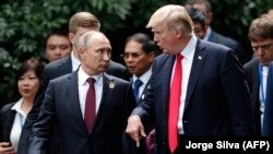 Дональд Трамп (праворуч) та Володимир Путін (ліворуч) під час зустрічі у В'єтнамі, 11 листопада 2017 року