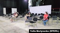 Люди в залі очікування після щеплення