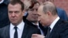 Колишній російський президент Дмитро Медведєа (л) і його попередник та наступник Володимир Путін, архівне фото, 2017 рік