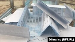 Азаттық тілшісі куә болған жәшікте бірге бүктеліп жатқан бюллетеньдер. №152 сайлау учаскесі, Шымкент, 9 маусым 2019 жыл.