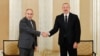 Прем'єр-міністр Вірменії Нікол Пашинян (ліворуч) і президент Азербайджану Ільхам Алієв під час зустрічі в Абу-Дабі, липень 2025 року
