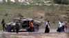 Ushtarë izraelitë ndalojnë një familje siriane të pakicës druze, e cila ishte larguar nga dhuna sektare në Damask. 3 maj 2025.