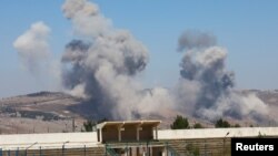 ستون‌های دود برخاسته از حمله هوایی اسرائیل به ارتفاعات شهر نبطیه در جنوب لبنان، جمعه ۶ تیر 
