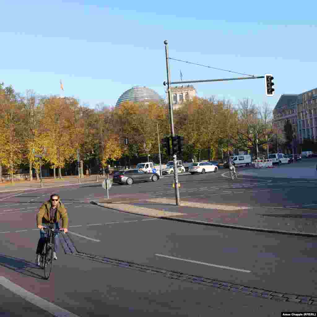 Soldați est-germani care au lucrat la ridicarea Zidului Berlinului în apropiere de clădirea Reichtag-ului/ Parlamentului, în noiembrie 1961.&nbsp;