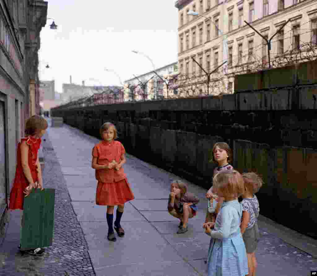 1968. Copii din vestul Berlinului jucându-se de-a lungul Zidului care tăia strada Sebastian.&nbsp;