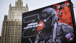 Moskvada Rusiya Xarici İşlər Nazirliyinin binası qarşısındakı reklam lövhəsi.
