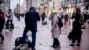 Un polițist în civil îl reține pe un jurnalist care-l filma în 2021 pe activistul opoziției, Pavel Krîisevici.