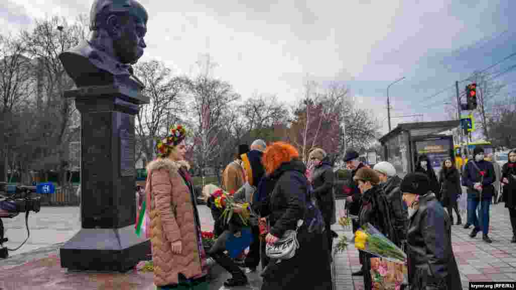 У Сімферополі поклали квіти до пам'ятника Тарасу Шевченку. Як на кримському півострові вшанували пам'ять Тараса Шевченка – дивіться у нашій фотогалереї