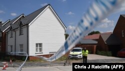 Поліція обгородила будинок, де, за даними правоохоронців, наприкінці червня знайшли непритомними двох британців