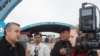Ө.Текебаев ''Ак жол'' чек ара бекетинде журналисттерге маалымат берүүдө, 26-март, 2010-жыл.