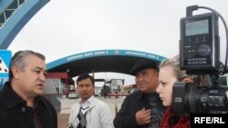 Ө.Текебаев ''Ак жол'' чек ара бекетинде журналисттерге маалымат берүүдө, 26-март, 2010-жыл.