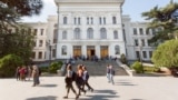 საილუსტრაციო ფოტო. სტუდენტები თბილისის სახელმწიფო უნივერსიტეტის ეზოში 