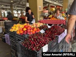 Prețul cireșelor variază, în Piața Obor din București, între 20 și 35 de lei/kg.