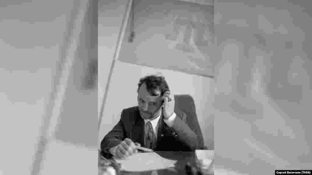 1994 senesi iyün ayı. Qırımtatar halqınıñ Milliy lideri Mustafa Cemilevniñ odasınıñ divarında bayraq&nbsp; 