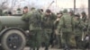 Російські військові на поромній переправі в Керчі. Крим, 3 березня 2014 року