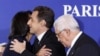 Francuski predsjednik Nicolas Sarkozy pozdravlja američku državnu tajnicu Condoleezzu Rice i palestininskog predsjednika Mahmouda Abbasa na početku donatorske konferencije za Palestinu, Paris, 17. decembar 2007