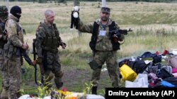 Пророссийские сепаратисты на месте крушения "Боинга" "Малайзийских авиалиний", 18 июля 2014 года