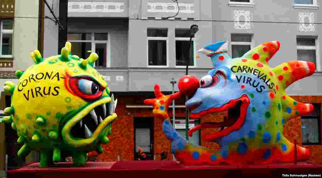 „Coronavirusul” față în față cu „virusul carnavalului”, în cadrul paradei Rosenmontag din Duesseldorf, Germania.