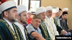 Татарстандын президенти Рустам Минниханов мечитте намаз окуп жатат. 4-июнь, 2019-жыл. 