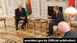 Аляксандар Лукашэнка і Эдгарс Рынкевічс, які на той час быў міністрам замежных спраў Латвіі, падчас сустрэчы ў Менску 20 ліпеня 2019 году