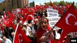 ده ها هزار نفر از هواداران جدايی دين از سياست در شهر سامسون ترکيه، روز يکشنبه با برگزاری راه پيمايی، حمايت خود را از جمهوری لاييک اين کشور ابراز داشتند.