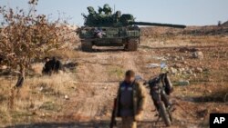 Покинутий армією Асада танк стоїть поблизу Хами, околиці якої контролюють сирійські повстанці. Сирія, 3 грудня 2024 року.