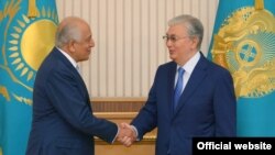 Казакстандын президенти Касым-Жомарт Токаев жана АКШнын атайын өкүлү Залмай Халилзад. 14-июнь, 2021-жыл. 