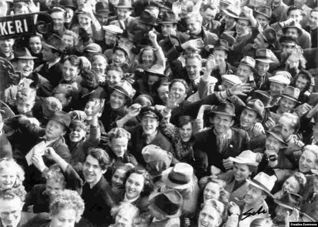 Trondheim, Norvegia, 8 mai 1945 - Mulțimile sărbătoresc 8 mai. Norvegia a fost ocupată de Germania nazistă timp de 5 ani.