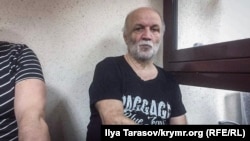Asan Çapuh Rusiye nezaretindeki Aqmescitniñ Kiyev rayon mahkemesiniñ oturışuvında, 2018 senesi sentâbrniñ 19-ı