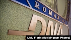 Procurorii DNA au reținut două persoane și au pus sub control doi directori ai societăților Electrocentrale București și Rovinari într-un dosar de corupție privind aranjarea unor licitații publice.