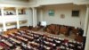 Двух министров депутаты от оппозиции пытались – впрочем, безуспешно – отправить в отставку