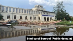 Avarii și distrugeri produse de furtună la o clădire a Academiei de Poliție din București.