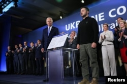 Президент США Джо Байден і президент України Володимир Зеленський на саміті НАТО у Вашингтоні. 11 липня 2024 року