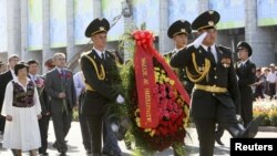Эгемендик салтанаты 7-апрелде курман болгондорду эскерүү менен башталды.