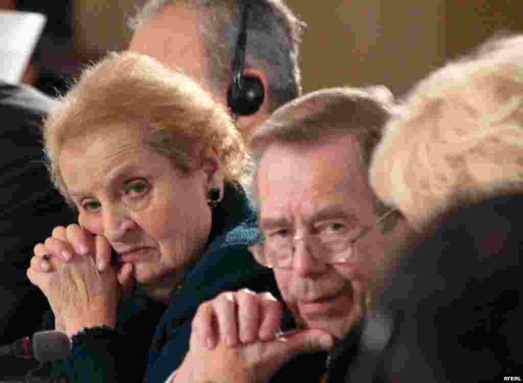 2007-ci ilin oktyabrı. ABŞ-ın ke&ccedil;miş D&ouml;vlət Katibi Madeleine Albright Praqada ke&ccedil;irilən beynəlxalq forumda Havellə əyləşib.