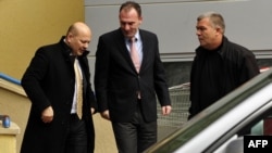Fatmir Ljimaj sa advokatom odbrane stiže u sud u Prištini, 11. novembar 2011.