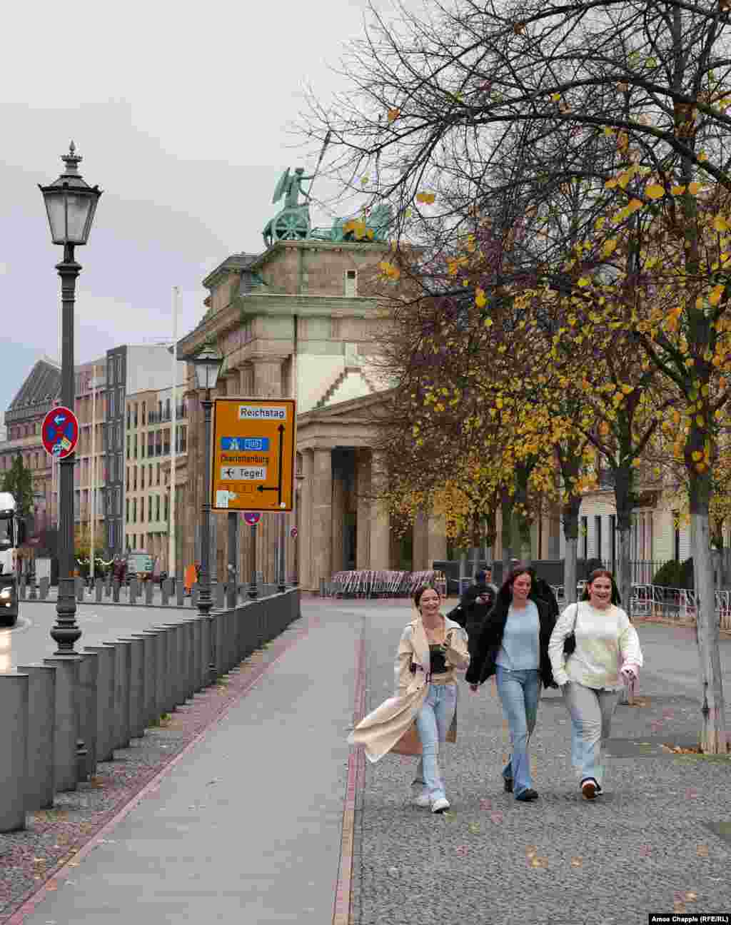 Imagine dinspre partea de vest: Zidul Berlinului, în august 1974. În fundal se vede Poarta Brandenburg, monument iconic al Europei. Poarta a fost blocată de Zid pentru aproape trei decenii (1961-1989).&nbsp;