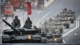 რუსული T-90M ტანკები მოსკოვის ცენტრში 9 მაისის გამარჯვების დღის აღლუმის რეპეტიციის დროს